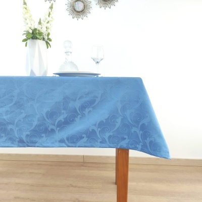 Toalha de mesa azul com padrão floral e decoração em ambiente interior