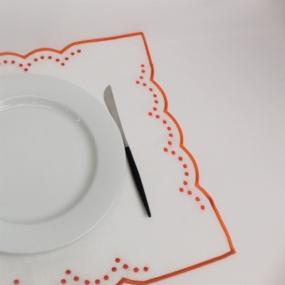 Prato branco com faca e individual branco com borda laranja