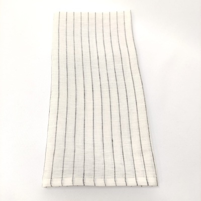 Toalha branca com riscas cinzentas verticais