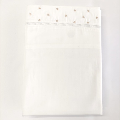 Lençol branco com corações dourados na borda