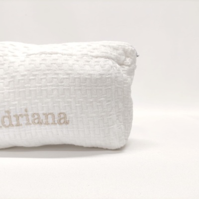 Almofada branca texturizada com bordado 'adriana'