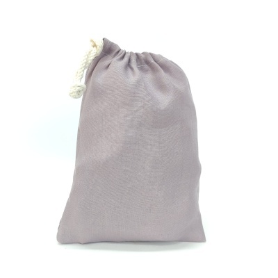 Saco de tecido cinzento claro com cordão branco para fecho