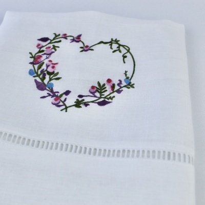 Pano de linho branco com bordado de coração floral colorido