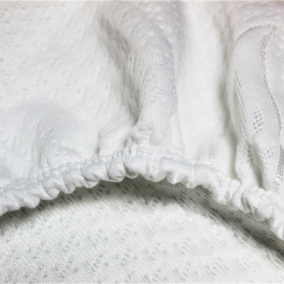 Tecido branco texturizado com elástico e bordas franzidas