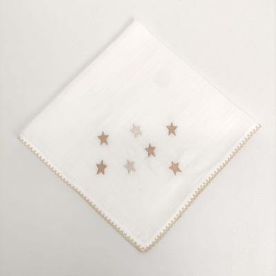 Lenço branco com bordas bege e estrelas bordadas no centro