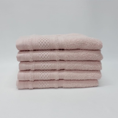 Conjunto de cinco toalhas cor-de-rosa claro empilhadas com bandas decorativas