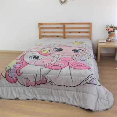 Edredão cinzento com desenho de menina e cavalo cor de rosa numa cama de madeira