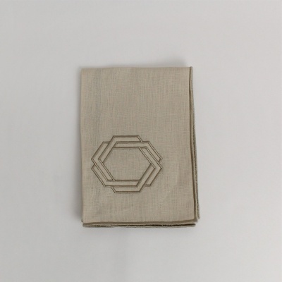 Toalha bege claro com bordado hexagonal castanho