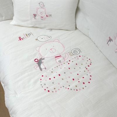 Capa de colchão com bordado de ursos, gato e caracol em branco com texto 'hello!'