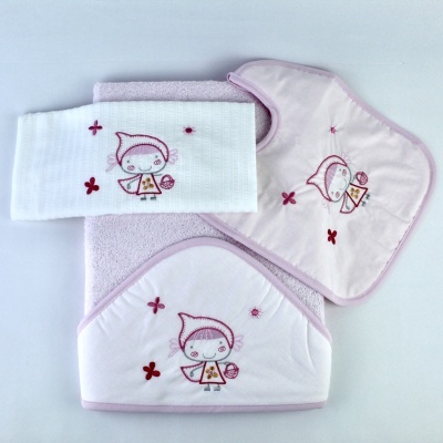 Conjunto de toalha, fralda e babete para bebé cor rosa com bordados de figura infantil e flores