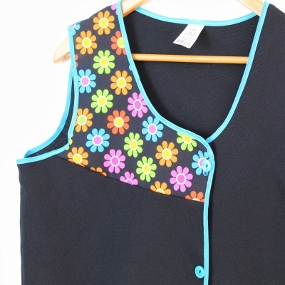 Colete preto com estampa de flores coloridas e detalhes em azul claro