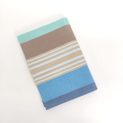 Toalha com riscas coloridas dobrada sobre fundo branco