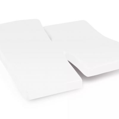 Colchão articulado branco dividido em duas partes ajustáveis