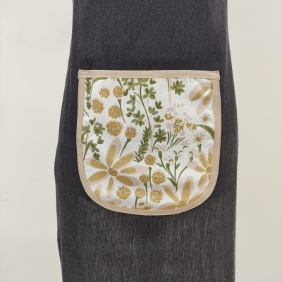 Avental cinzento com bolso estampado floral verde e amarelo