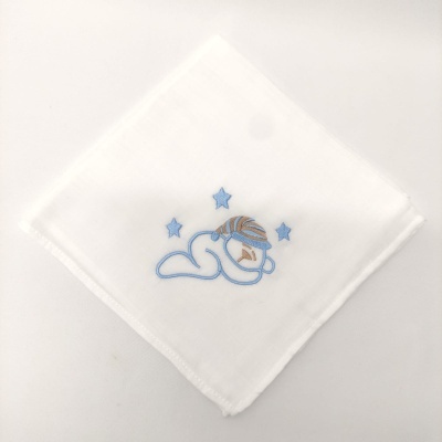 Manta branca infantil com bordado de bebé a dormir e estrelas azuis