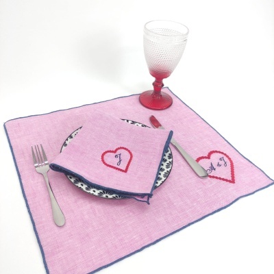 Individual e guardanapo rosa com bordado de corações vermelhos e letras 