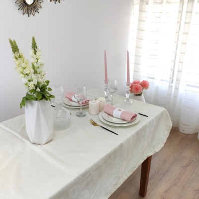 Mesa de jantar decorada com flores, velas, pratos e copos