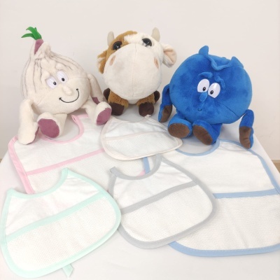 Peluches de alho, vaca e mirtilo com babetes coloridos em tecido