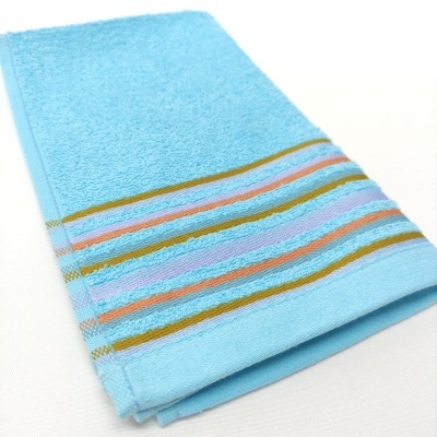 Toalha de mão azul claro com riscas coloridas