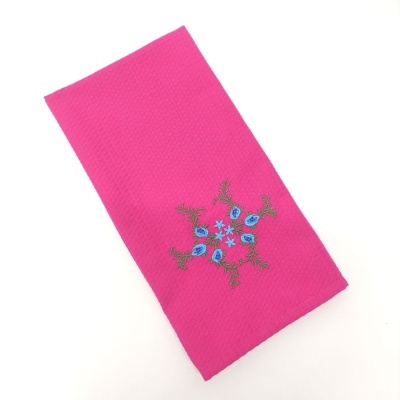 Guardanapo rosa com bordado floral azul e verde