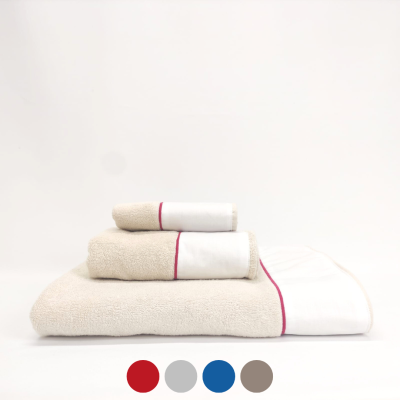 Conjunto de três toalhas bege com faixa branca e linha vermelha