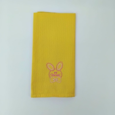 Pano de cozinha amarelo com bordado de coelho rosa