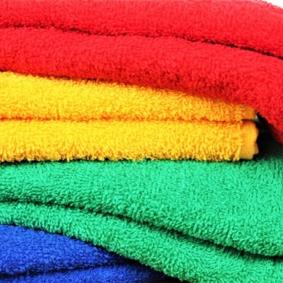 Toalhas coloridas empilhadas em vermelho, amarelo, verde e azul
