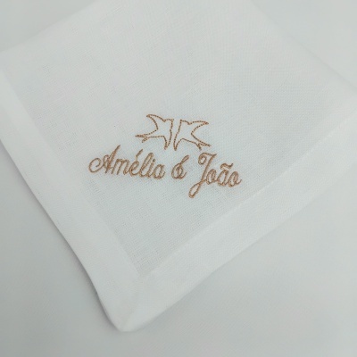 Guardanapo branco de tecido com bordado dourado com nomes Amélia & João