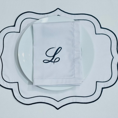 Conjunto de mesa com guardanapo e prato branco com toalhete decorado em azul