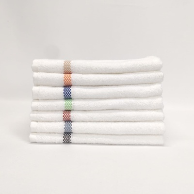 Conjunto de seis toalhas brancas empilhadas com faixas coloridas