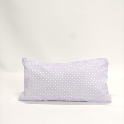 Almofada rectangular lilás com pontos brancos e fecho