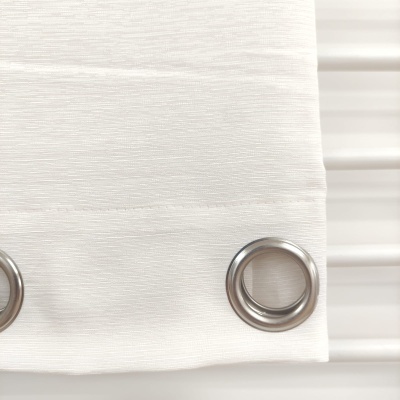 cortina branca com argolas metálicas