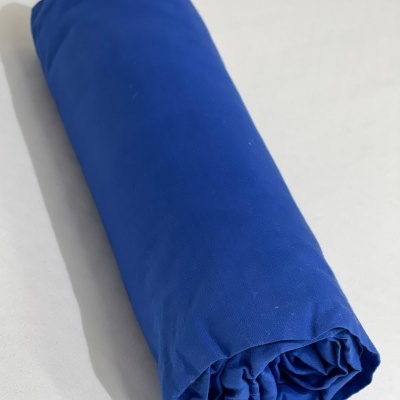 Pano azul enrolado em fundo branco