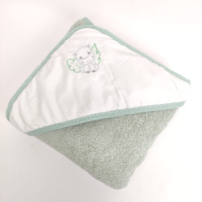 Toalha de bebé cinza claro com capuz branco e bordado de gato com asas