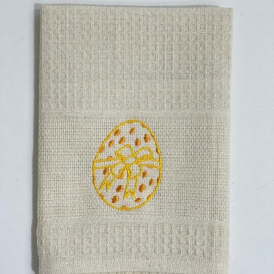 Toalha de cozinha bege com bordado de ovo amarelo e laranja