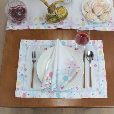 Conjunto de mesa decorativo com padrões de ovos e flores em branco, azul, amarelo e rosa