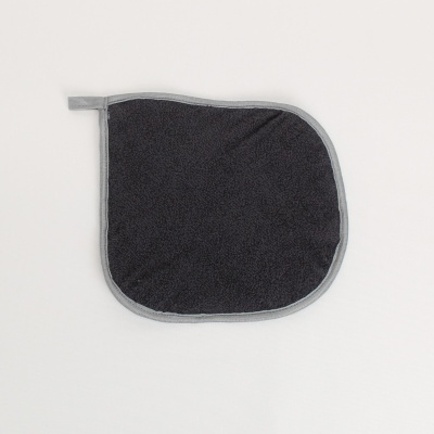 Pano de cozinha preto com borda cinzenta sobre fundo branco