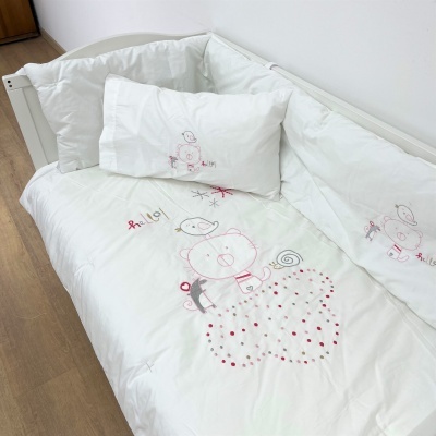 Conjunto de roupa de cama branco para berço com bordados de urso e pássaro em tons vermelhos e cinza