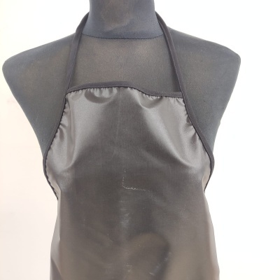 Avental preto liso em manequim cinza