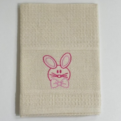 Toalha bege texturizada com bordado de coelho rosa