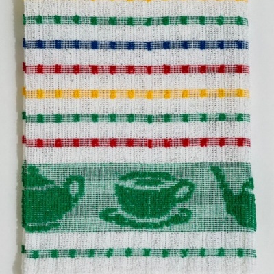 Pano de cozinha branco com padrões coloridos e desenhos de chávenas e bules verdes