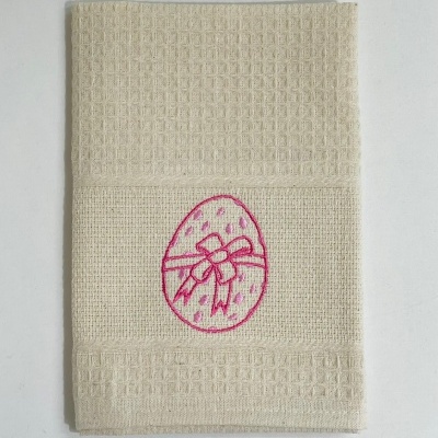 Toalha creme com bordado de ovo e laço cor-de-rosa