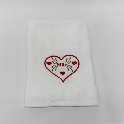 Toalha branca com bordado coração e palavra Mãe