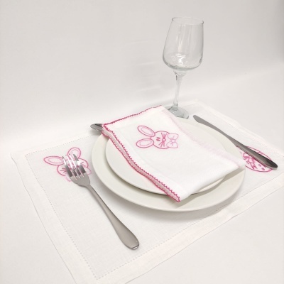 Conjunto de tecido branco com bordado de coelho cor-de-rosa, talheres e copo de vidro