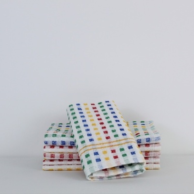 Conjunto de toalhas quadriculadas coloridas sobre fundo branco