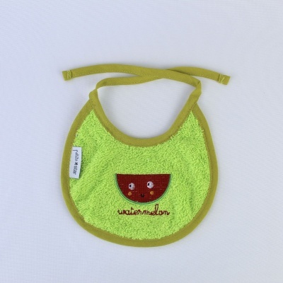 Babete para bebé verde com bordado de melancia e texto 'watermelon'