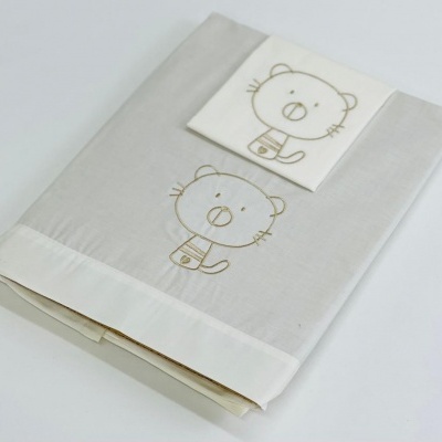 Jogo de lençóis cinzentos e brancos com desenho de urso castanho