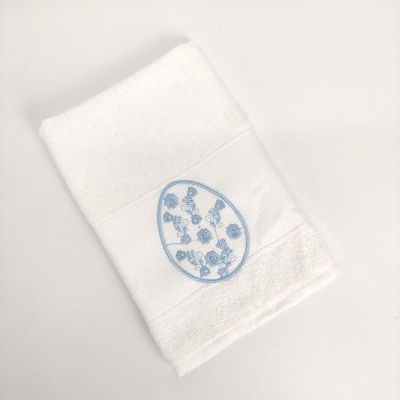 Toalha branca com bordado azul oval floral