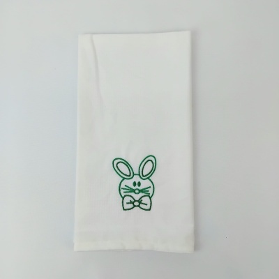 Guardanapo branco com bordado de coelho verde