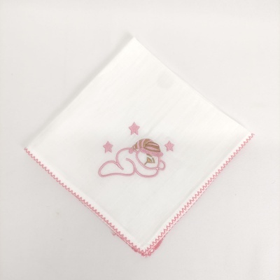 Pano branco com bordas rosas e bordado de urso rosa com estrelas.